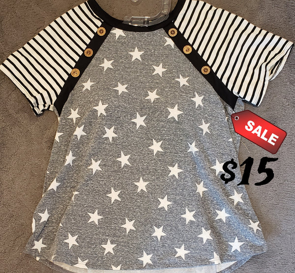 Fashion Stars t shirt. Color: Gray. Buttons details.